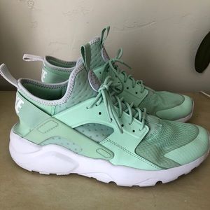 Nike Huarache Shoes in mint green  size 10